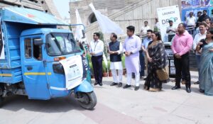 Shri-Kuljeet-Singh-Chahal-Vice-Chairperson-New-Delhi-Municipal-Council-NDMC-flagging-off-the-Kia-Project-D.R.O.P-plastic-waste-collection-vehicle-300x175.jpg